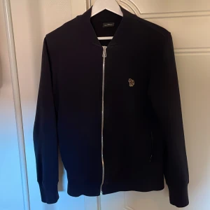 Paul Smith zip  - Säljer min mörkblå zip från Paul Smith eftersom den blivit för liten. Skick 8/10. Skriv för mer bilder. 
