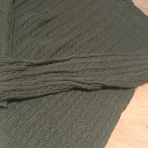 Kabelstickad tröja! - Tvärfet kabelstickad tröja! Är otroligt skön och sitter slim fit! Storlek S.
