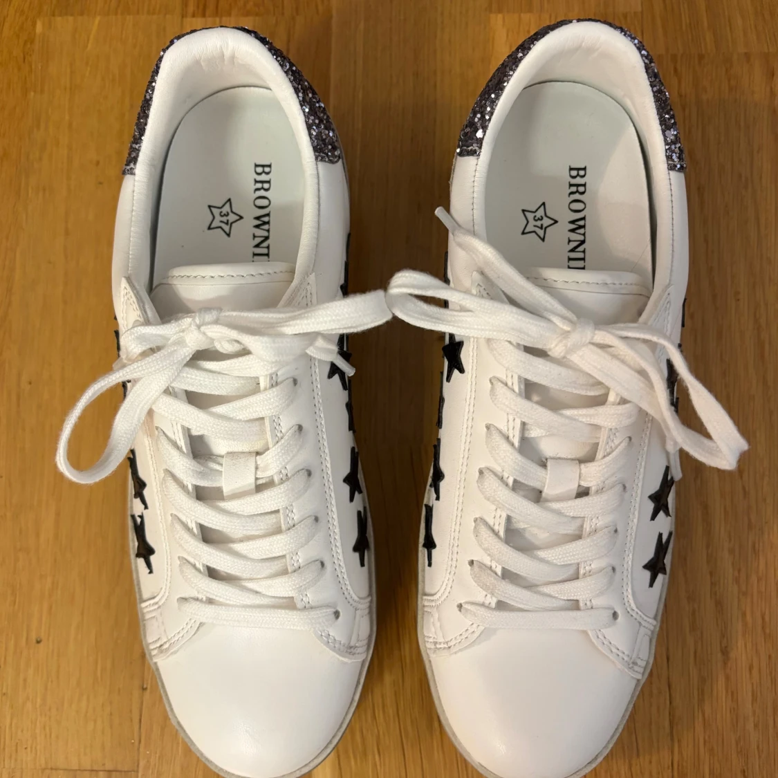 Vita svart silver glitter skor sneakers stockholmsstil trendy trendig populär stjärna stjärnor detaljer - 3