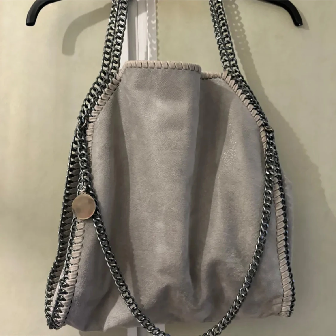 Grå väska handväska axelväska kedjeväska axelbandsväska kedja silver trendig