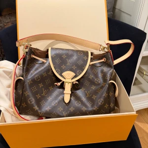 Väska  - Box tillkommer, certifikat tillkommer. Fick den i present och använd ej. Den är helt ny. Kan även skicka videos på den.  Finns box och påse med men jag fraktar endast med boxen. 