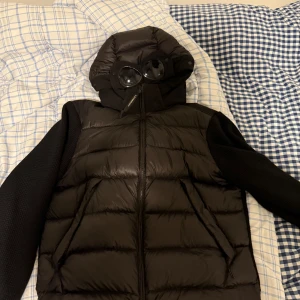 CP company cardigan - ÄKTA!! Storlek 52 alltså Large. Använd en säsong enbart och är i mycket fint skick. På nätet ligger dem för runt 7500kr