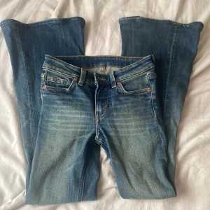 Blå bootcut jeans - Säljer ett par blå bootcut jeans med låg midja. Aldrig använda, innerbenslängd ≈ 71,5 cm. Katt finns i hemmet!