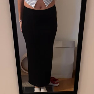 Svart långkjol med resårmidja - Enkel och stilren svart långkjol med rak passform och resår i midjan. Aldrig använd. Annonsen finns på flera ställen så skriv till mig innan ni trycker på köp🫶🏻