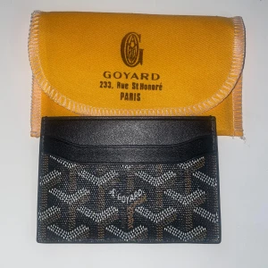 G Yard korthållare / plånbok  - “Snygg designerplånbok i hög kvalitet. Klassisk modell med tidlös stil och exklusiv känsla. Perfekt för dig som vill ha något unikt och hållbart.