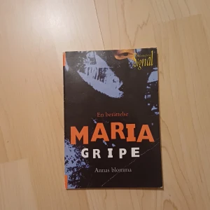 Annas blomma - En berättelse av Maria Gripe, perfekt för dig som gillar spännande och tankeväckande historier. Boken har ett unikt omslag och är en del av Bonnier Carlsen Original-serien. Passar dig som vill läsa något annorlunda och inspirerande.