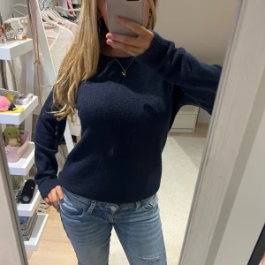 Mörkblå stickad  - Super fin o extremt skön! Jag har vikt upp längst ner på tröjan, se i sista bild o vikt! 🫶🏻