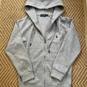 Grå hoodie från Polo Ralph Lauren - Säljer en grå hoodie i strl s. Kan hämtas i solna eller så fraktar vi. Skulle kunna pruta lite men vid snabb äffär isf.