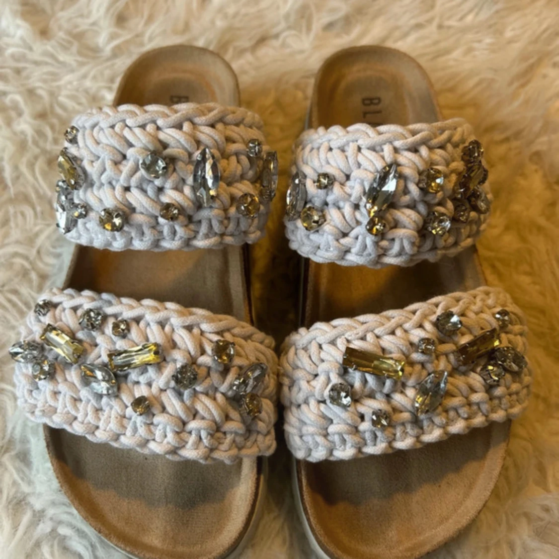 Beige sandaler med pärlor och stickad look