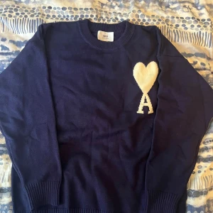 Ami Paris tjocktröja  - Säljer en Ami Paris tjocktröja i navy. Säljer den då den är lite liten på mig. Använd ett par gånger. Skick 9/10.  Vid funderingar skriv till mig. Priset är inte hugget i sten! 