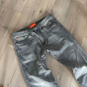 Mads Nordgaard Jeans - Säljer ett par tvärfeta grå jeans från Mads Nordgaard i storlek 30/32. Inga defekter och materialet är i riktigt bra kvalité. Skriv vid funderingar!