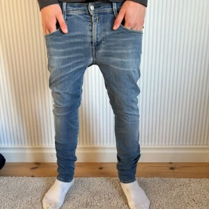 Replay Anbass Hyperflex jeans ljusblå - Säljer ett par Replay Anbass Hyperflex jeans i ljusblå tvätt. De har slim passform, klassisk femficksdesign och snygga slitningar framtill. Jeansen är tillverkade i stretchigt jeansmaterial för extra komfort och har normal midja. Storlek: 30. Pris kan diskuteras men just nu 399kr! Hör av dig vid frågor.