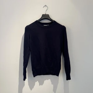 Blå tröja från Saint Tropez - En stilren svart tröja från Saint Tropez i storlek M. Tröjan har rund halsringning, ribbade muddar och lång ärm. Perfekt basplagg med klassisk passform som funkar året runt. Materialet känns mjukt och lätt mot huden. Aldrig använd men ingen prislapp, hör av er vid frågor