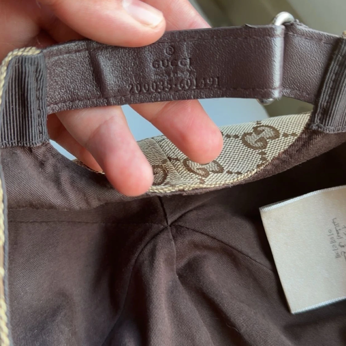 Gucci keps med GG-mönster och läderdetalj - 1