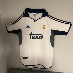  Retro Real Madrid Adidas fotbollströja vit - Sponsorn är inte bästa kvaliten men annars är den som ny