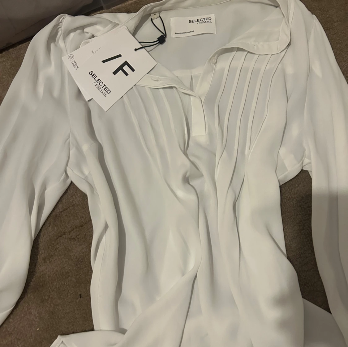 Vit blus från Selected Femme, strl 38