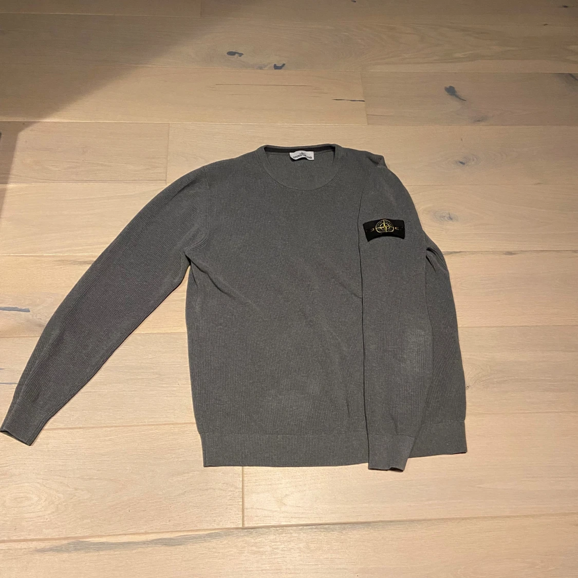 Grå stickad Stone Island tröja - 1