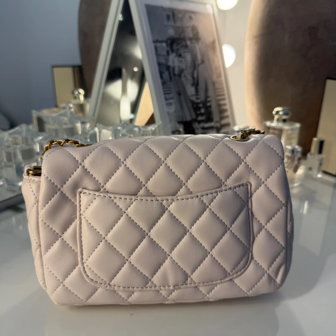 Ljusbeige quiltad axelväska med kedja - 1