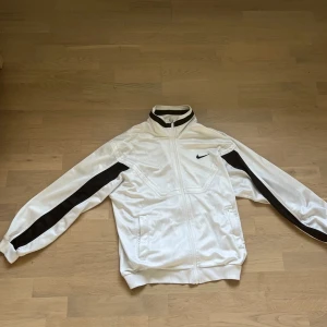 Vintage Nike Track Jacket - Vit vintage nike track jacket i storlek M. Bra skick 