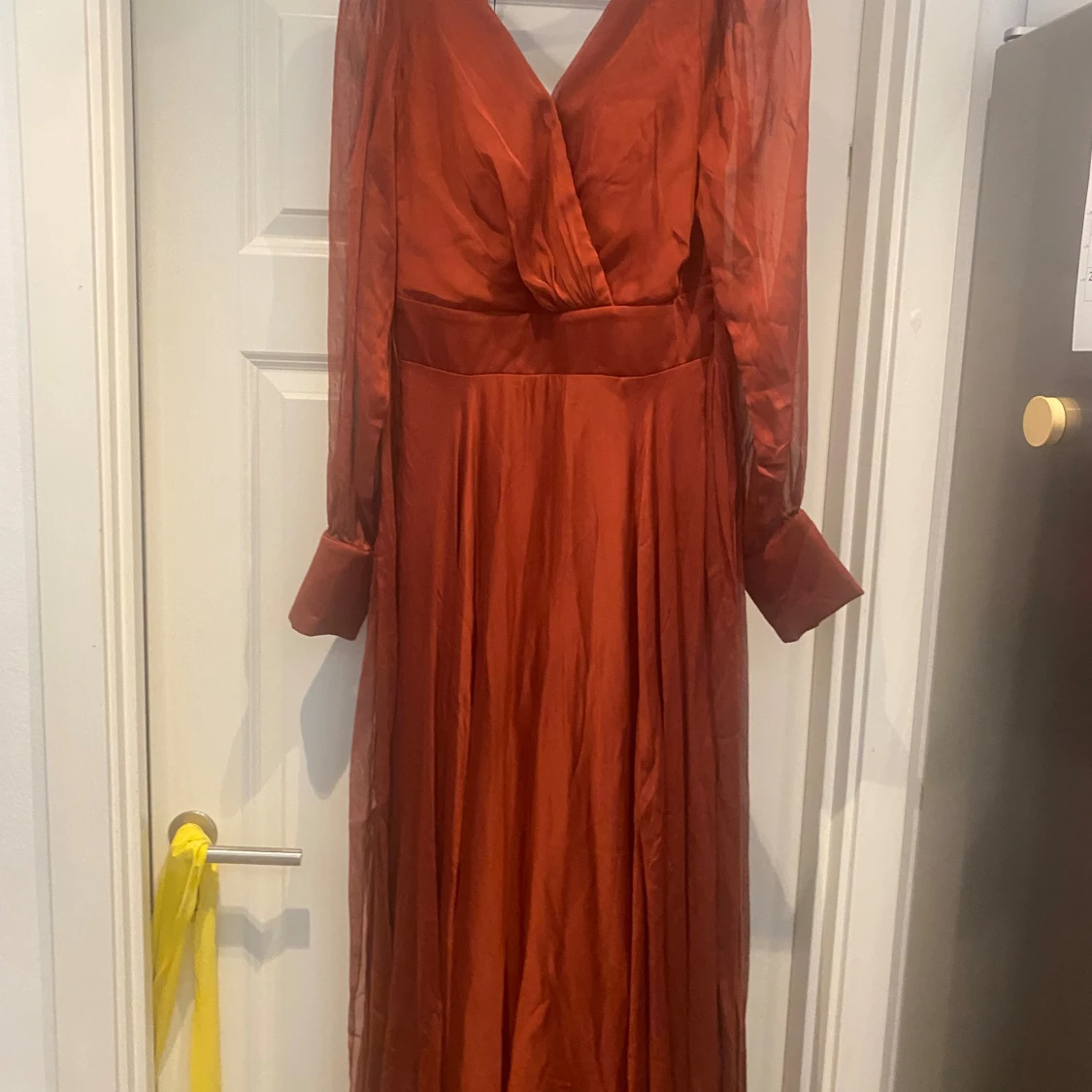 Rostbrun långklänning med v-ringning - 1