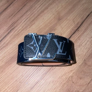 Louis Vuitton svart skärp  - Tjenare! Säljer detta feta lv bälte i storlek 115! Skriv om ni har någon fråga👍 fraktar snabbt 