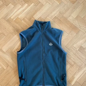 Blå fleeceväst från Nike ACG - Säljer en riktigttung fleeceväst från Nike ACG i storlek Medium, bara att höra av dig vid frågor!