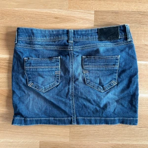 Jeanskjol - Jättesnygg jeans kjol som knappt kommit till användning. Tror den är i storlek M