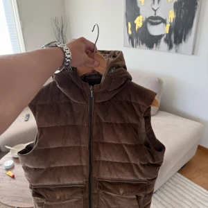 Stenströms väst brun. - ❗️ Har en brun stenströms väst som är perfekt till hösten. Köpte den för 4700 kr  helt ny för två år sedan. Det medföljer tags till västen. Hör av er vid frågor och funderingar och skicka gärna prisförslag. ❗️ Storlek M som passar dig mellan 175 cm till 184 cm, jag på bilderna är 181 
