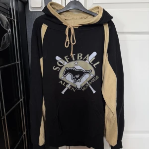 Hoodie  - Svart och beige hoodie från Badger Sport. Tröjan är köpt second hand😊 Skriv vid intresse