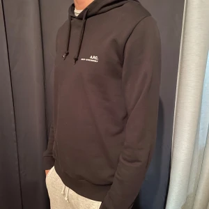 A.P.C. Hoodie - Säljer en svart hoodie från A.P.C. i storlek S. Skicket ligger på 9/10, inte använt den mycket och ser ut som ny! 🟢Mitt pris: 900kr  🔴Nypris: 3600kr