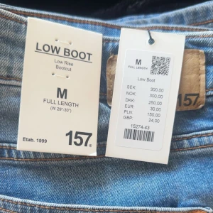 Bootcut jeans Low Boot från 157 - Snygga ljusblå bootcut jeans från 157 i modellen Low Boot. ”Full lenght” vilket gör att dem är alldeles för långa för mig, jag är 162 cm. Man kan alltid sy upp eller klippa, eller ha dem med full lenght! Oanvända med prislapp, endast testade för bild🌸