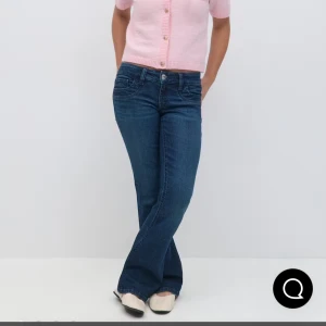 Blå bootcut jeans med låg midja - jättefina bootcut jeans från gina young, inte använt så mycket och i jättebra skick. Storleken är 152