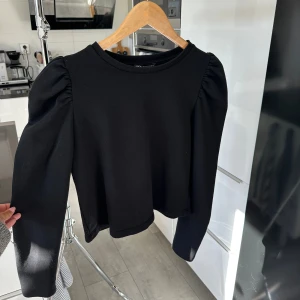 Svart långärmad tröja från Zara🖤 - Jättefin svart långärmad tröja med puff på axlarna🖤 Storlek S från Zara