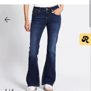  bootcut jeans mörkblå - Snygga Lager 157 jeans i mörkblå tvätt med klassisk bootcut-passform. Jeansen har fem fickor, knapp och dragkedja framtill samt hög midja. Perfekta för dig som gillar retrovibbar och vill ha ett par jeans med lite extra vidd nedtill.