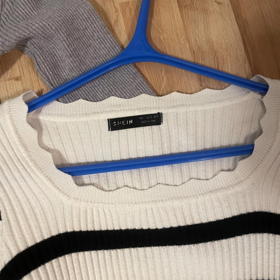 Randig ribbad topp från SHEIN och grå topp ifrån okänd - 3