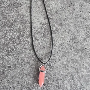 Halsband med rosa kristallhänge - Hänge med halsband i läder liknande material samt liten kedjedel. Smyckes storlek: ca 41mm x 13mm  Kedjestorlek: ca 45cm - 50cm Observera att ditt smycke kan skilja sig något från bilderna på grund av naturliga material.🎈Fri frakt❤️