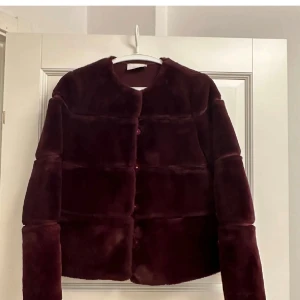 Vinröd faux fur pälsjacka från Neo Noir - Säljer en vinröd faux fur pälsjacka från Neo Noir 💗 använd en gång! Så fin och mjuk päls