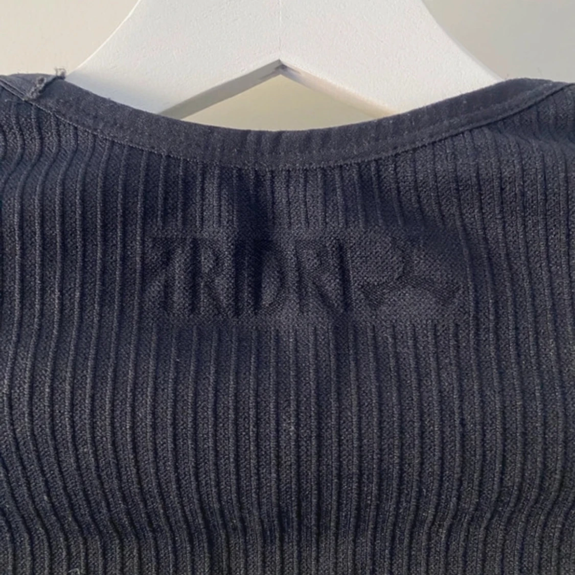 Svart ribbad croppad topp  - 3