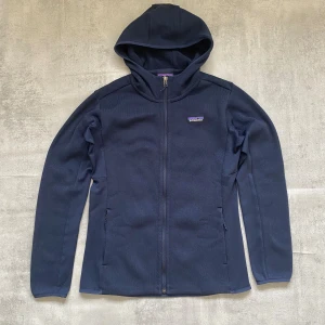 Mörkblå Patagonia fleece  - Jag Säljer en fet fleece från Patagonia  | skicket på tröjan är bra 8/10 | storlek M | ny pris 2000: mitt pris är 999 | skriv vid frågor och funderingar       