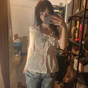 Söt blommig tröja❤️ - Super gullig blommig blus med en rosett på framsidan❤️