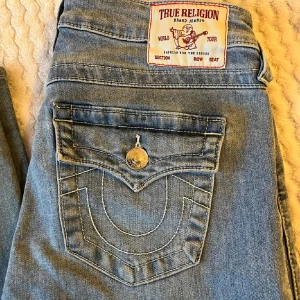  Joey Low Rise Flare jeans  - Säljer dessa Joey Low Rise Flare jeansen i storlek 26, som tyvärr är lite för stort för mig. Helt nytt skick, fast de är använda ungefär 2 gånger och då har det blivit lite skada på insidan av ena benet, men annars är de fläckfria och utan skada! De har en bootcut design. Pris kan diskuteras men inte allt för löjligt 