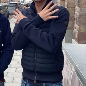 Moncler cardigan  - Hej säljer en moncler cardigan black label, köpt på garms market äkthesbevis finns kom privat vid intresse. 
