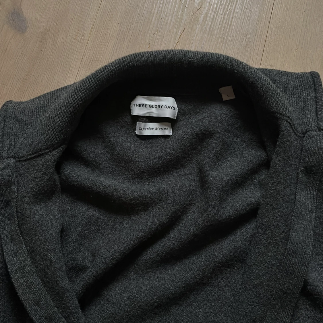 Mörkgrå hoodie från These Glory Days - 3