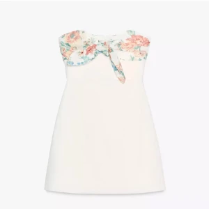 Klänning med blommigt tryck  - Storlek M men passar även S! Helt ny med prislapp kvar 