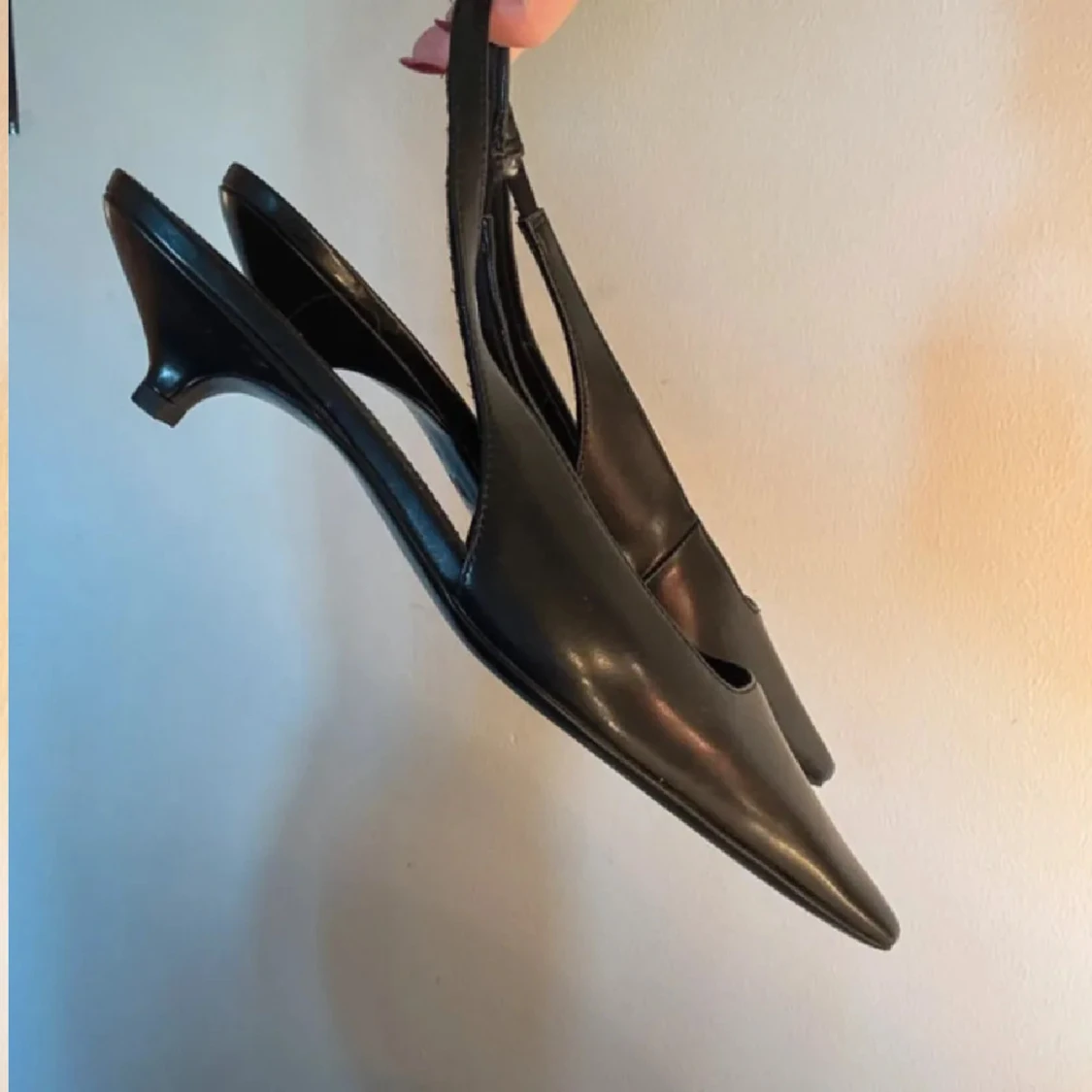 Svarta pumps med spetsig tå - 1