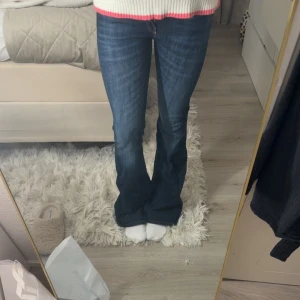 Weekday jeans  - Super fina lågmidjade jeans från weekday❣️knappt använda men passar inte mig längre ❣️storlek 26/34 jag är 170cm