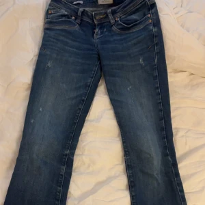 Low waist boot cut jeans - Säljer mina helt nya boot cut jeans från ltb (valerie) då dom är för små. Dom är endast testade, jag är 174cm och byxorna är för korta för mig på längden. Skulle säga att byxorna är i storlek 25/32. 