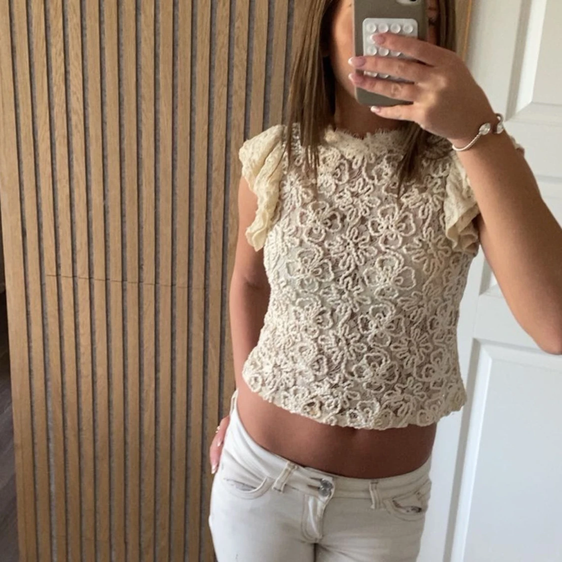 Beige spetsblus med volangärmar - 1