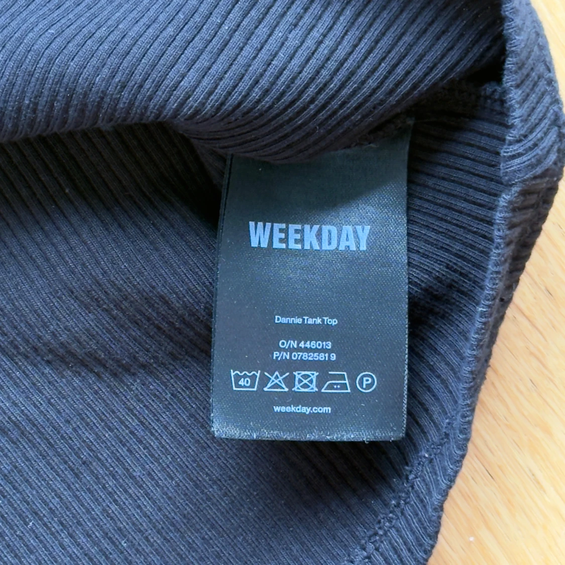 Snygg svart ribbad linnetopp från Weekday - 4