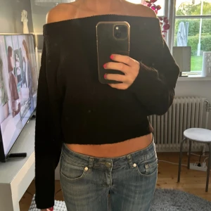 Svart offshoulder stickad tröja - Svart stickad tröja med offshoulder-modell. Långärmad och supermjuk🌸🌸